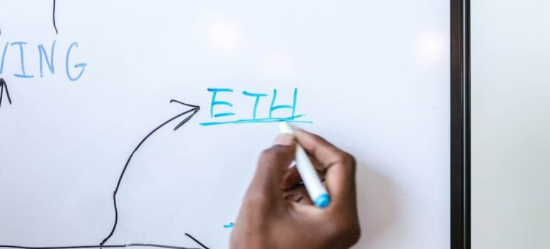 ETH dujų mokesčiai: Išsamus Ethereum dujų sekiklio & skaičiuoklės vadovas